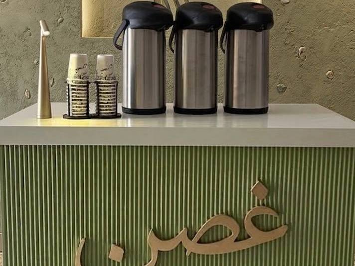 غصن طاولة مشروبات وتراميسو